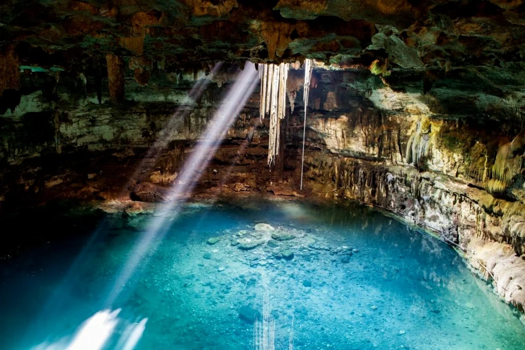 Astéroïde Chicxulub et Cénotes Mayas : L’Impact Cosmique